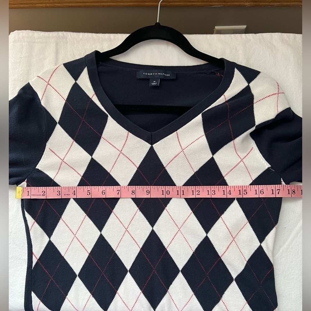 Tommy Hilfiger women’s size M argyle navy & white long sleeved v-neck - Picture 6 of 8